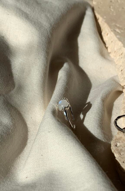 кольцо с лунным камнем