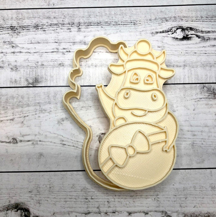 Вырубка пластиковая БЫК С НОВОГОДНИМ ШАРОМ (11*6.5 см)