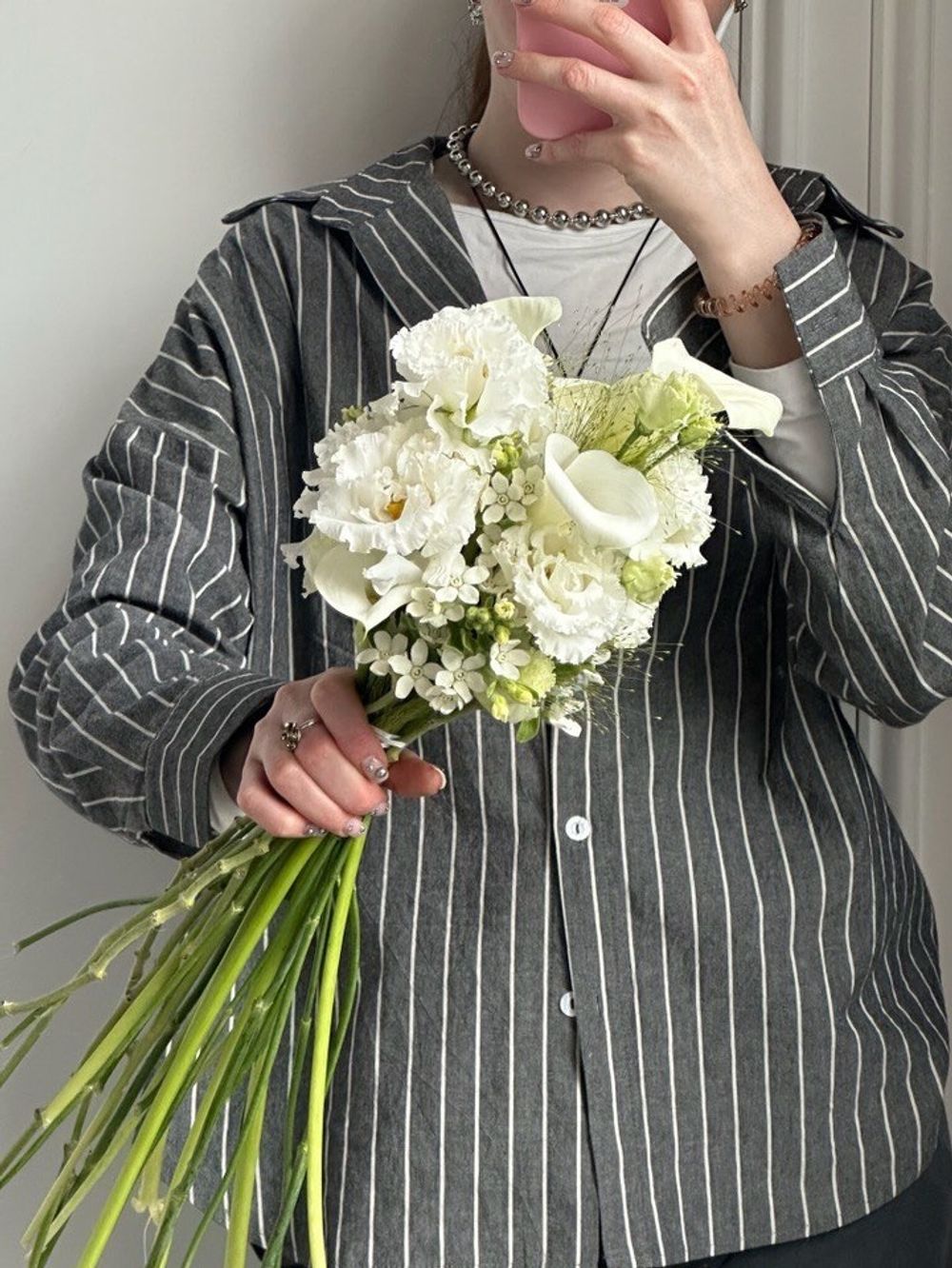 Свадебный букет из белого лизиантуса, калл и незабудок