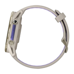 Спортивные часы Garmin Forerunner 970, силиконовый ремешок цвета «французский серый»/дымчато-синий Золотистый безель из титана, корпус цвета «французский серый», AMOLED-дисплей с сапфировым стеклом. Ремешок с классической застёжкой — на запястье обхватом