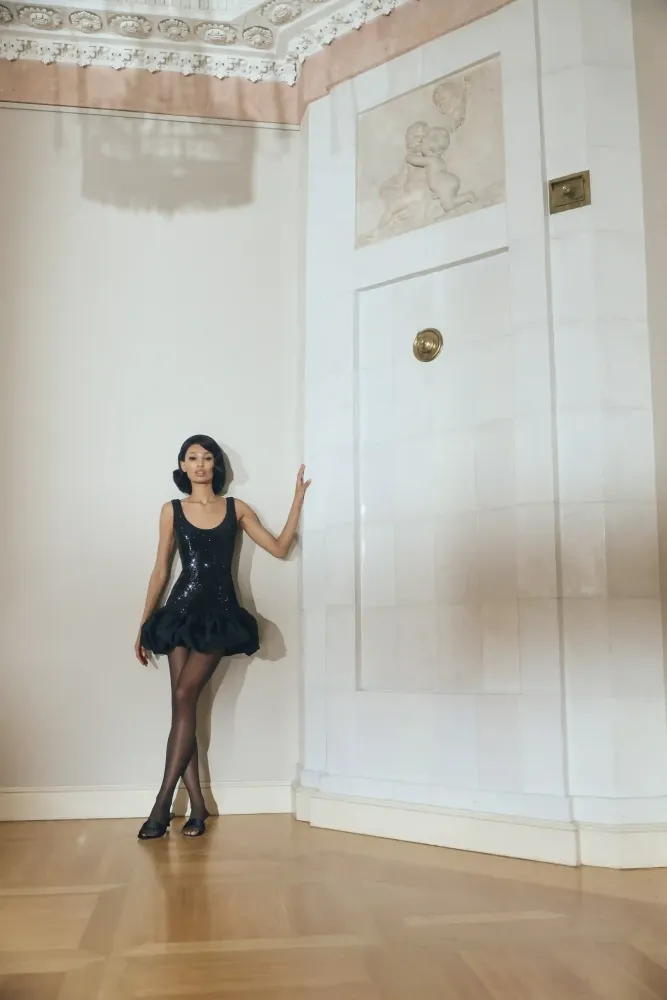 Lilian mini, платье мини с верхом из черных пайеток и юбкой баллон из черной тафты