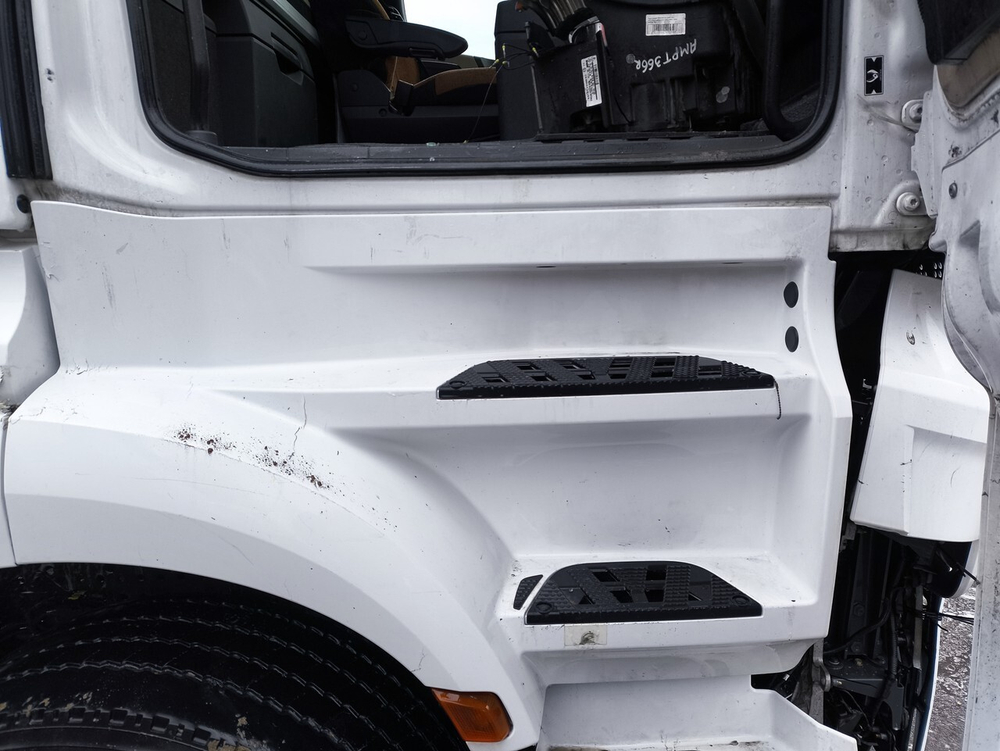 Корпус подножек правый 2019г.