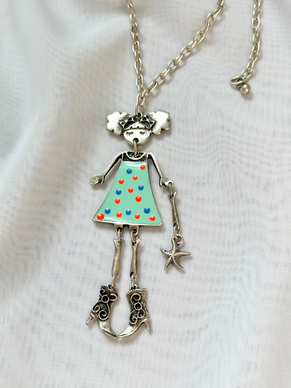 Кулон на длинной цепочке девочка с двумя хвостиками нежно-мятная эмаль