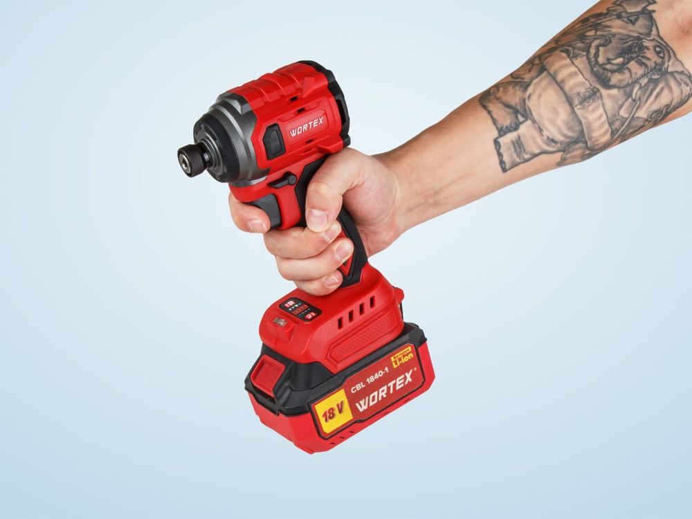 Аккуммуляторный ударный гайковерт/винтоверт WORTEX CWR 0218 (безщеточный двигатель)