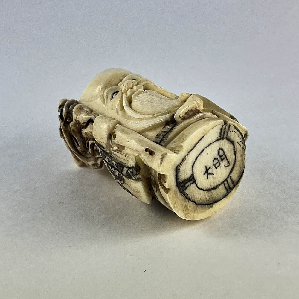 Статуэтка нэцкэ Шоусин с персиком и волшебным посохом