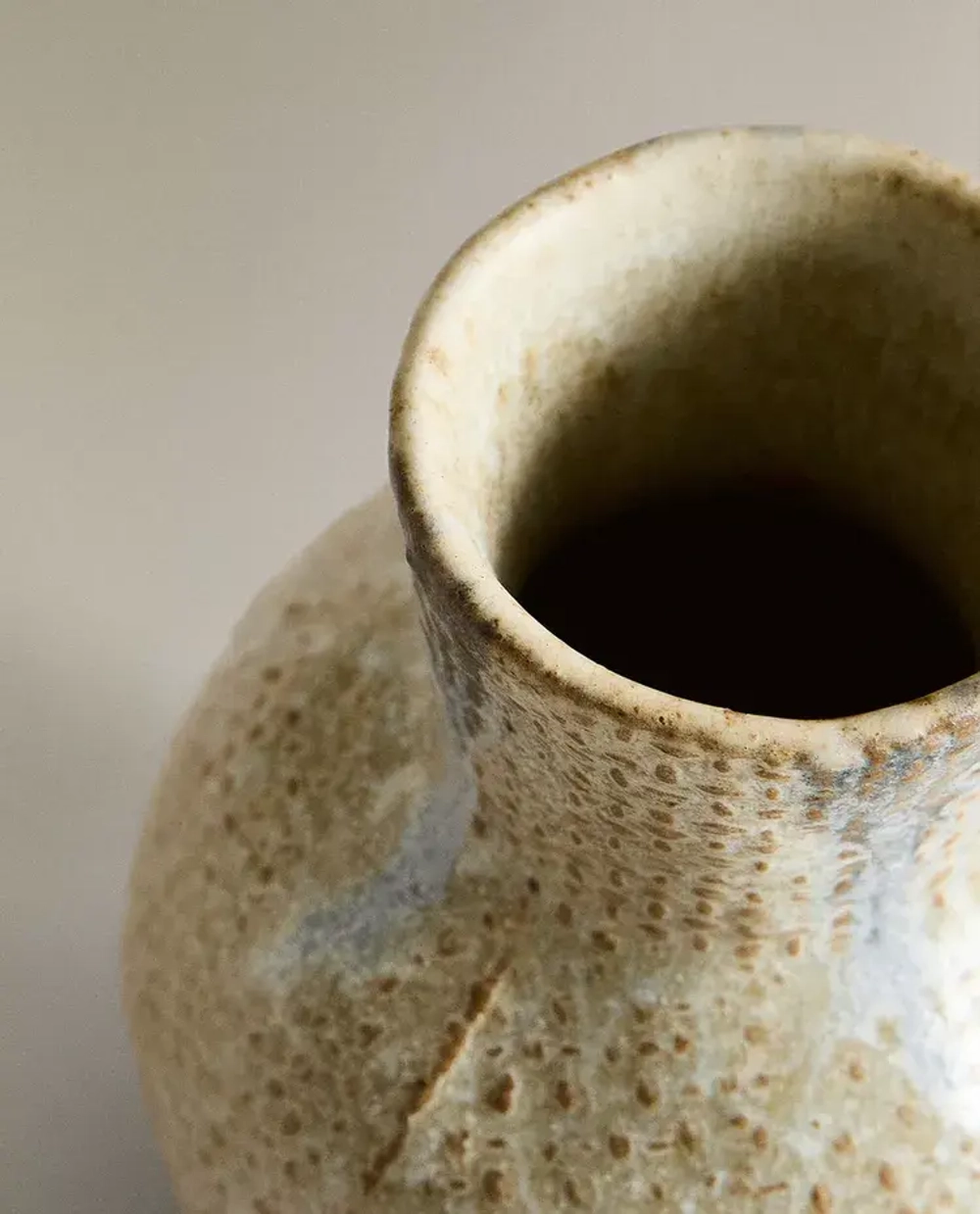 ZARA HOME МАЛЕНЬКАЯ КЕРАМИЧЕСКАЯ ВАЗА-КУВШИН, ЭКРЮ/СИНИЙ