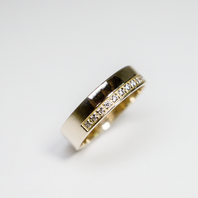 Кольцо с дорожкой из фианитов