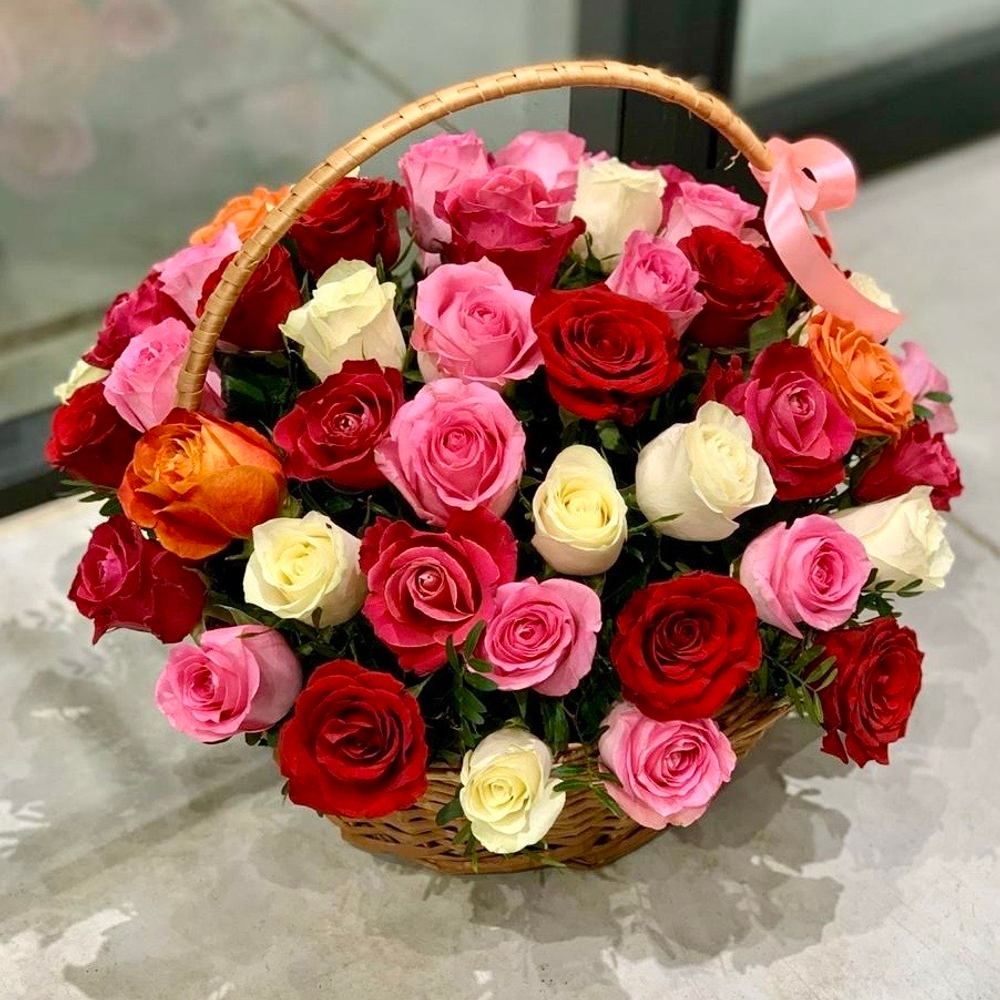 Корзина из 51 розы микс