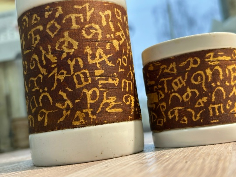 Кружка большая фарфоровая без ручки с берестой. Коллекция Азбука Стефана Пермского (мастера А.Л. Чичкарёва)