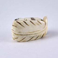 Нэцкэ Ребенок Карако на огромном листочке