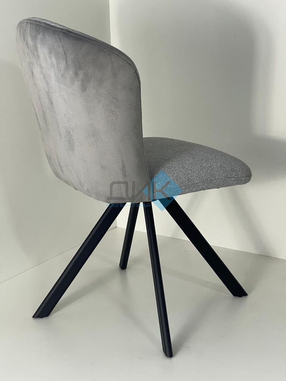 Стул DikLine 299 поворотный опоры чёрные