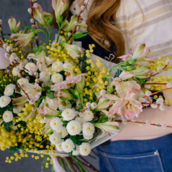 161. Весенний пасхальный букет с мимозой и веточками вербы