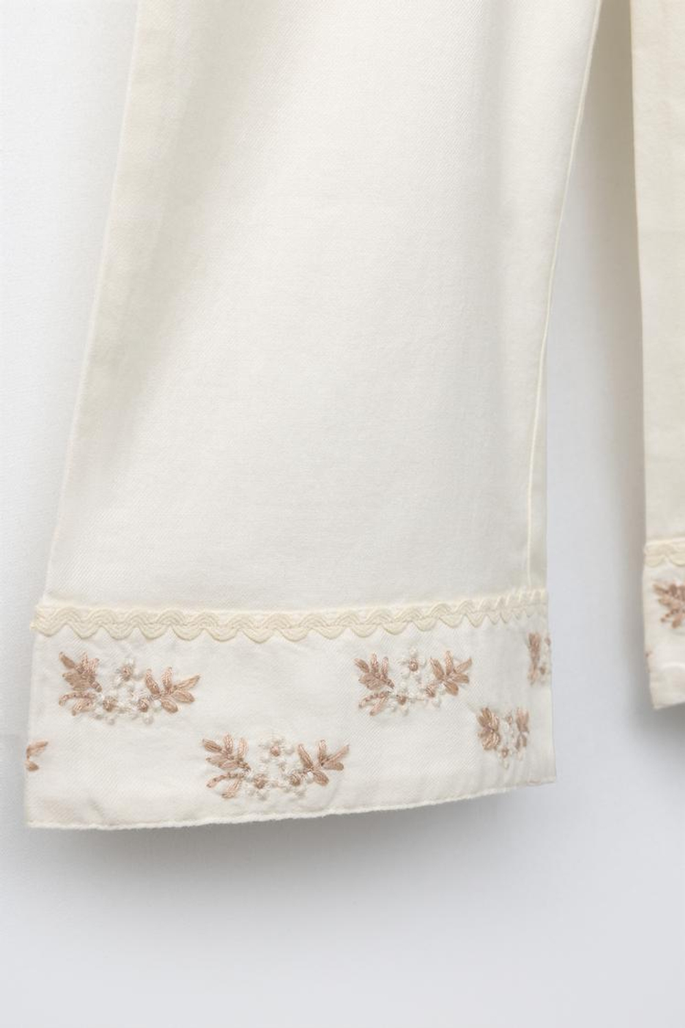 ZARA ПИЖАМА С ВЫШИТЫМИ ЦВЕТАМИ, ЭКРЮ