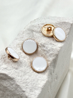 Пуговицы золотистые плоские с белой эмалью