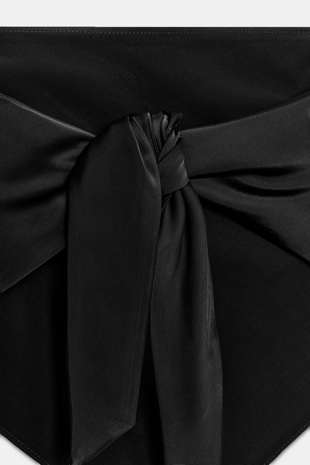 ZARA АТЛАСНЫЙ ТОП БЕЗ БРЕТЕЛЕЙ В ГОРОШЕК С ЗАВЯЗКАМИ, ЧЕРНЫЙ