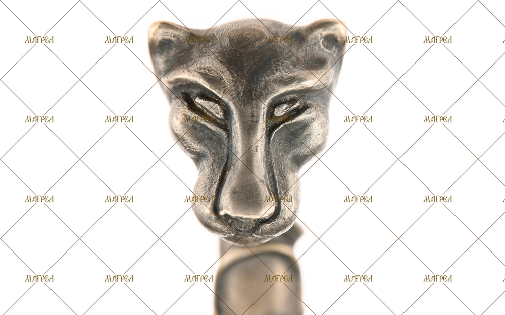 Дизайнерская ручка львица дверная