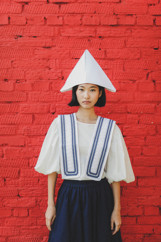 Блузка с рукавами-фонариками и капелькой на спине из молочного батиста