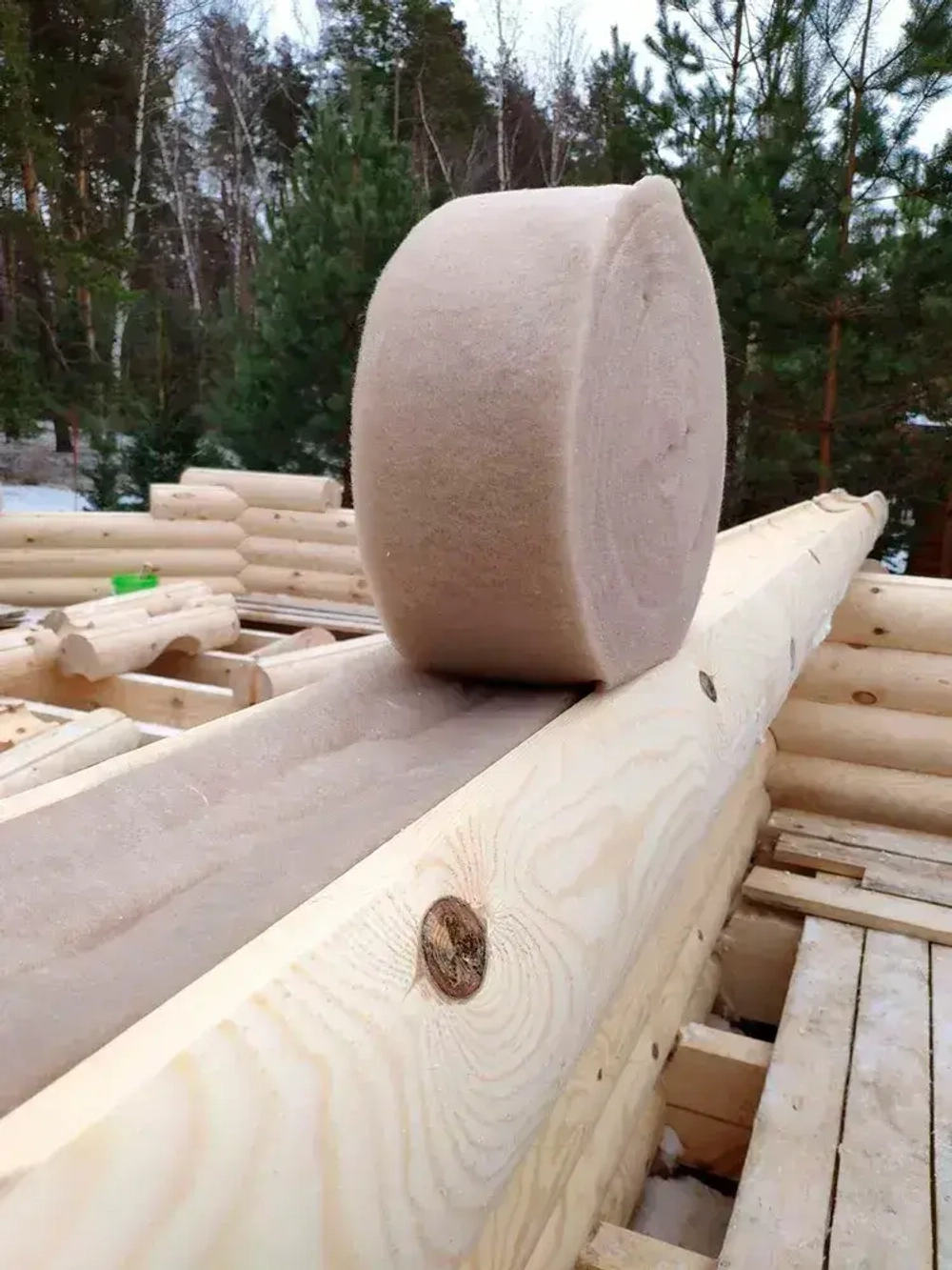 Утеплитель для стен. Плотность 200 г/м , толщина 15 мм, ширина 140 мм, 1 рулонов в упаковке, 10м в 1 рулоне. Утеплитель межвенцовый полиэфирный Политерм. Теплоизоляция. Строительные материалы.