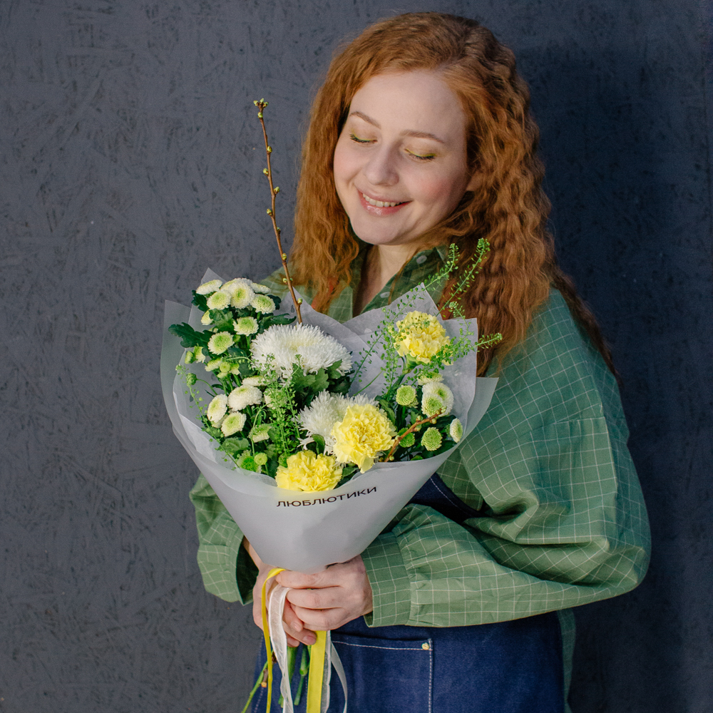 134. Суперстойкий букет в весенних оттенках с ветками вишни