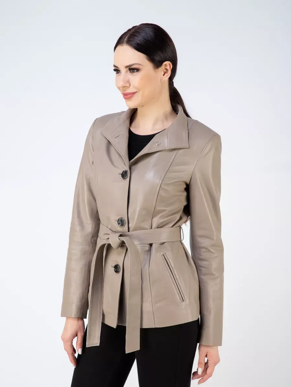 Кожаная куртка демисезонная на пуговицах с поясом