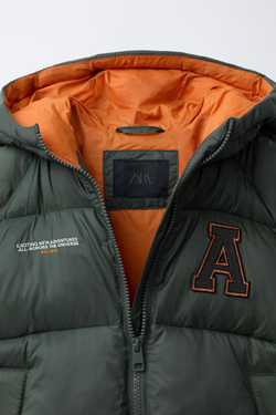 ZARA КУРТКА С КАПЮШОНОМ И НАШИВКАМИ, ХАКИ