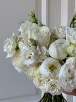 Свадебный букет из пионов, лизиантуса, кустовых пионовидных и одноголовых роз