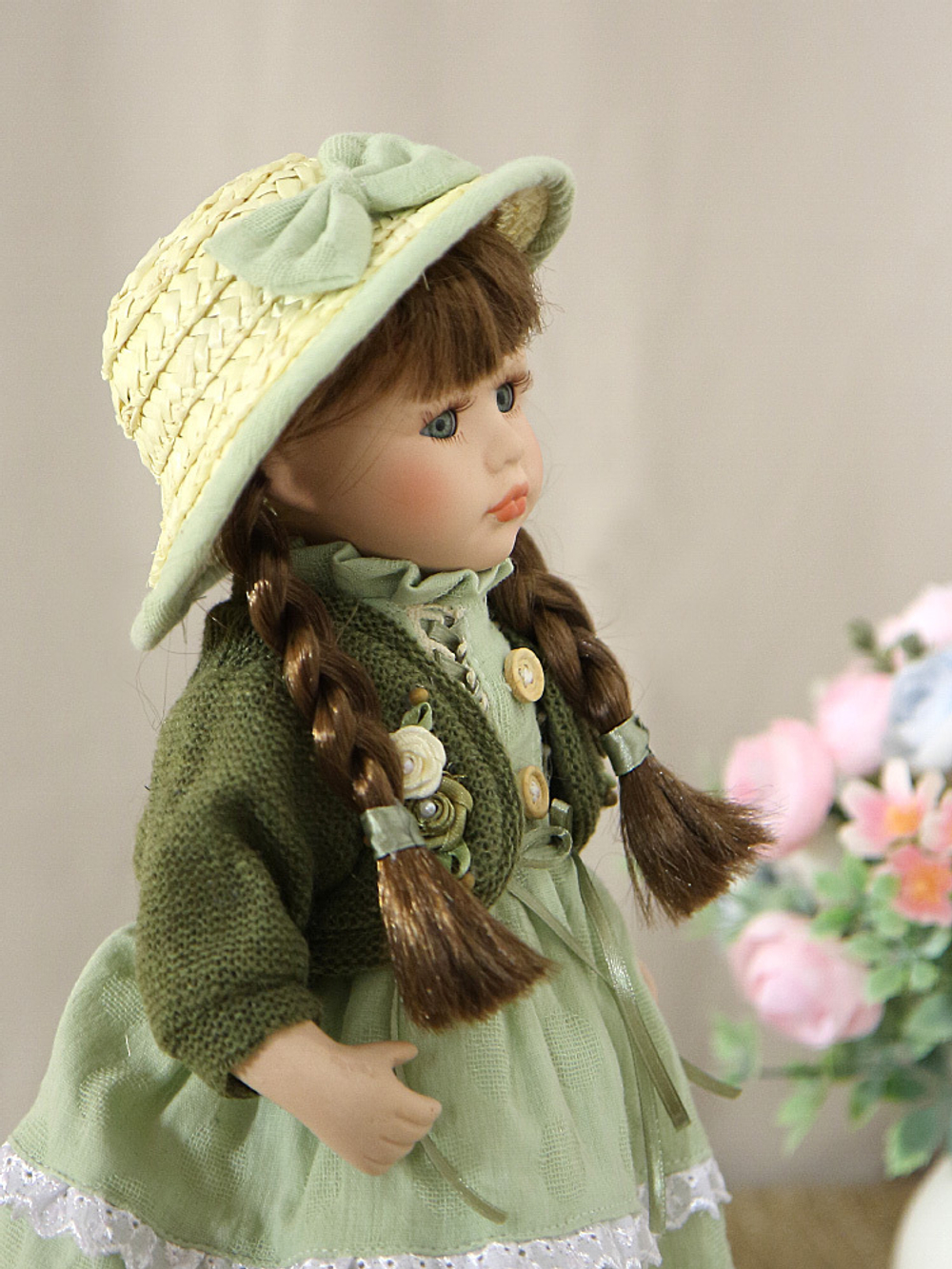 Кукла фарфоровая 12' на подставке