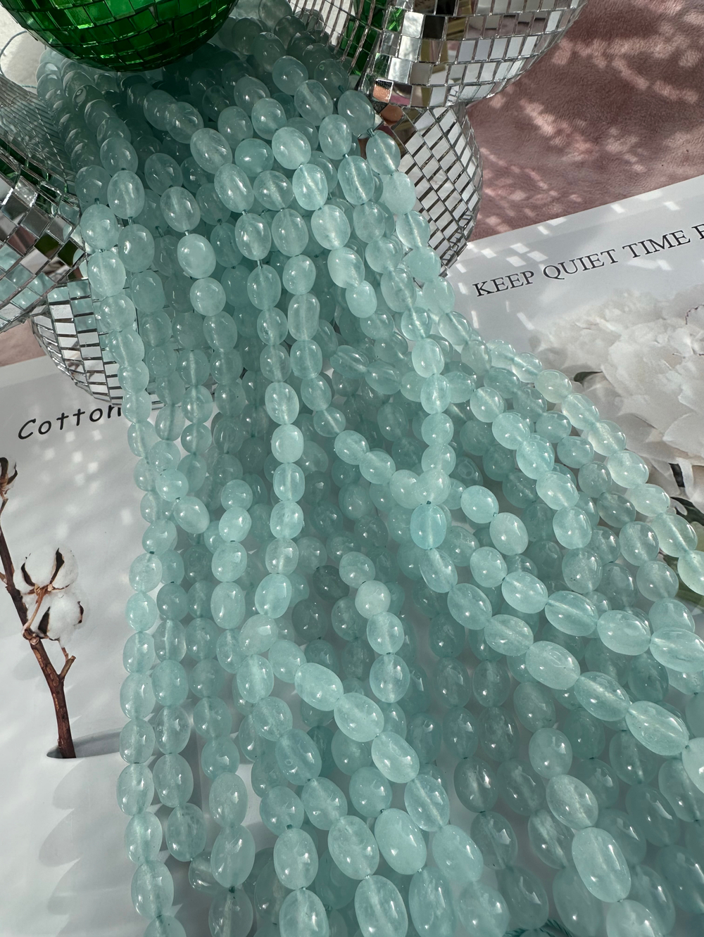 Нить бусин из тонированного кварца 8-9мм (галтовка)