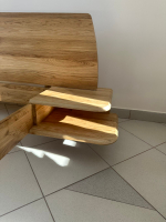 Кровать из массива дуба со встроенными полками Amandi