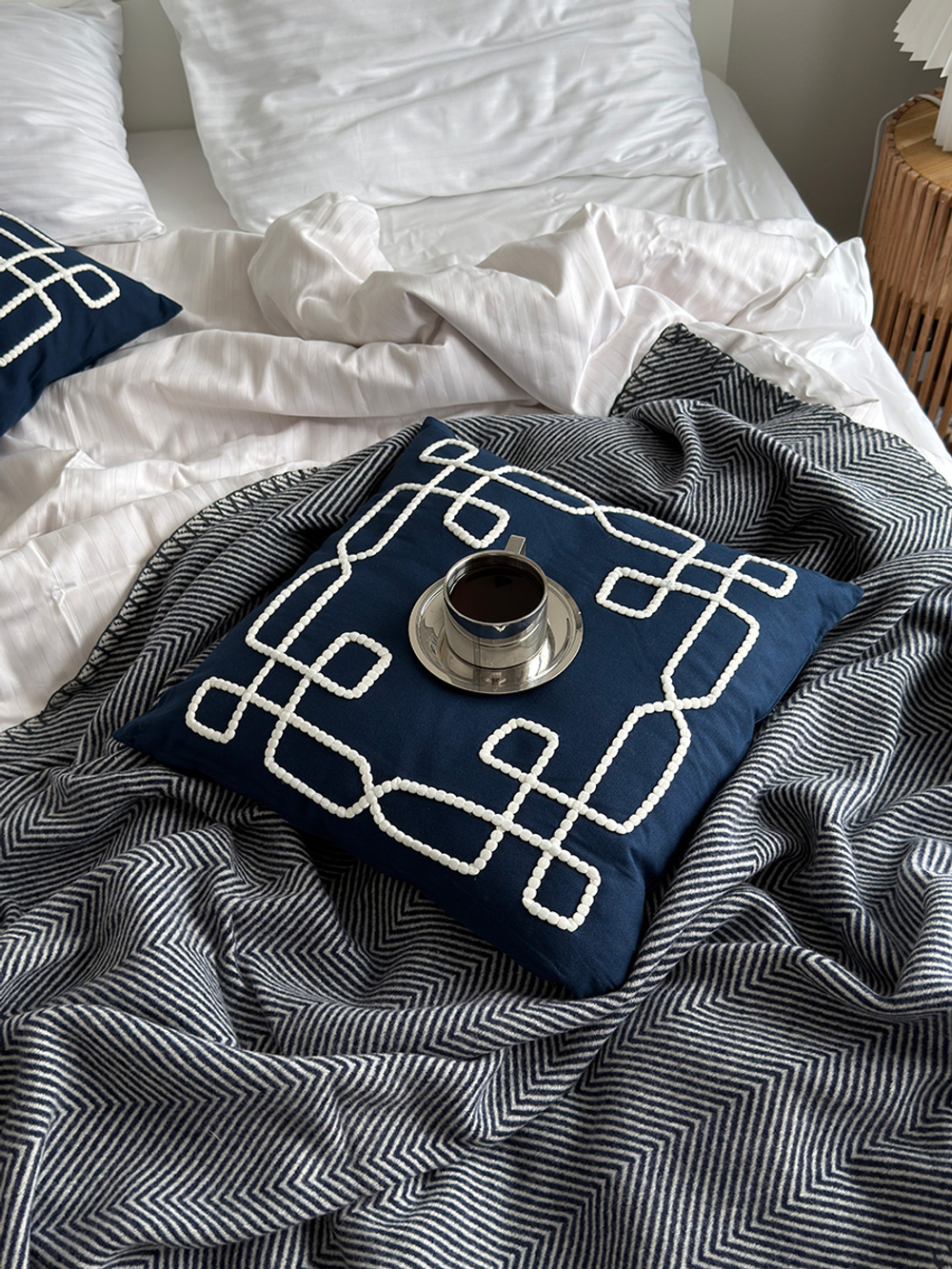 Плед из шерсти мериноса темно-синего цвета из коллекции essential, 130х180 см