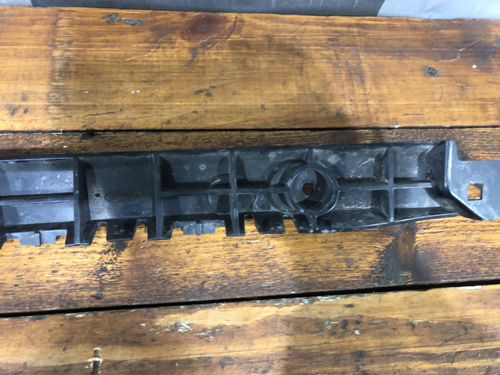 Направляющая заднего бампера левая Ford Transit 7 14-нв Б/У Оригинал 1814024