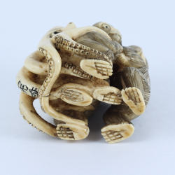 Нэцкэ Осьминог с тремя обезьянами (мамонт)