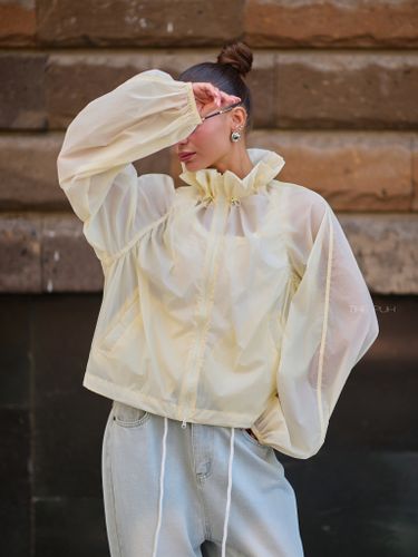 Светло-желтая ветровка с акцентным воротником