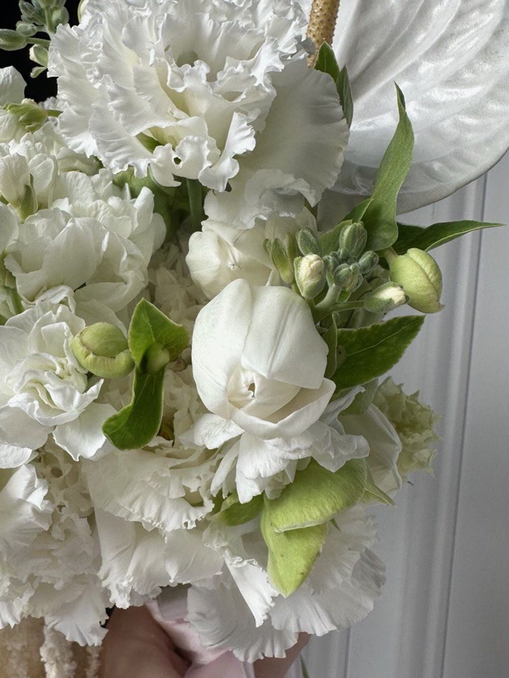 Свадебный букет из белых диантусов, маттиолы, тюльпанов и антуриума