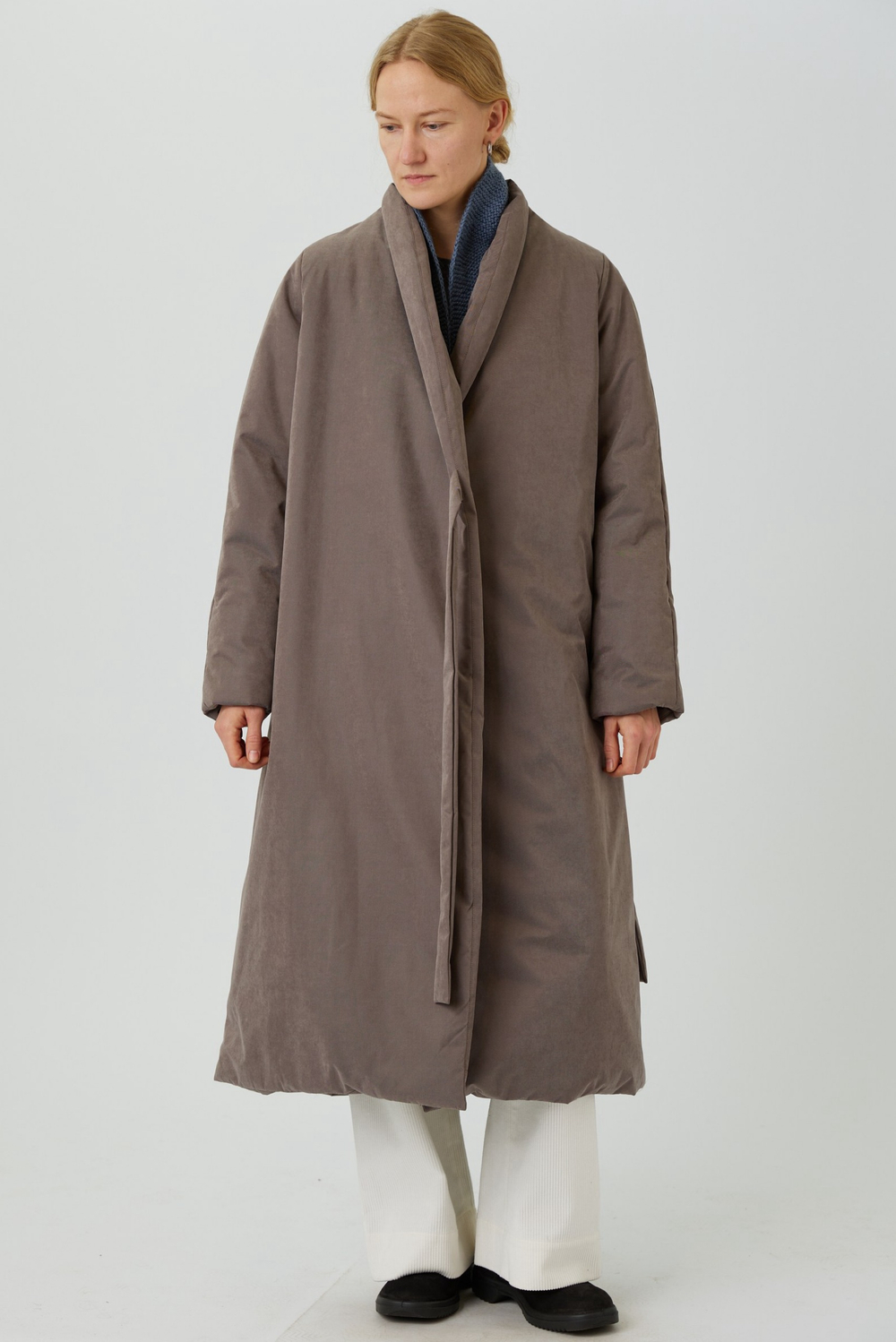 Зимнее пальто на запах из серо-коричневой бархатистой мембраны
