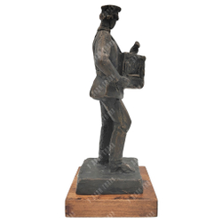 Динес Ю. С. Шарманщик. Бронза, литьё. 2000 г.