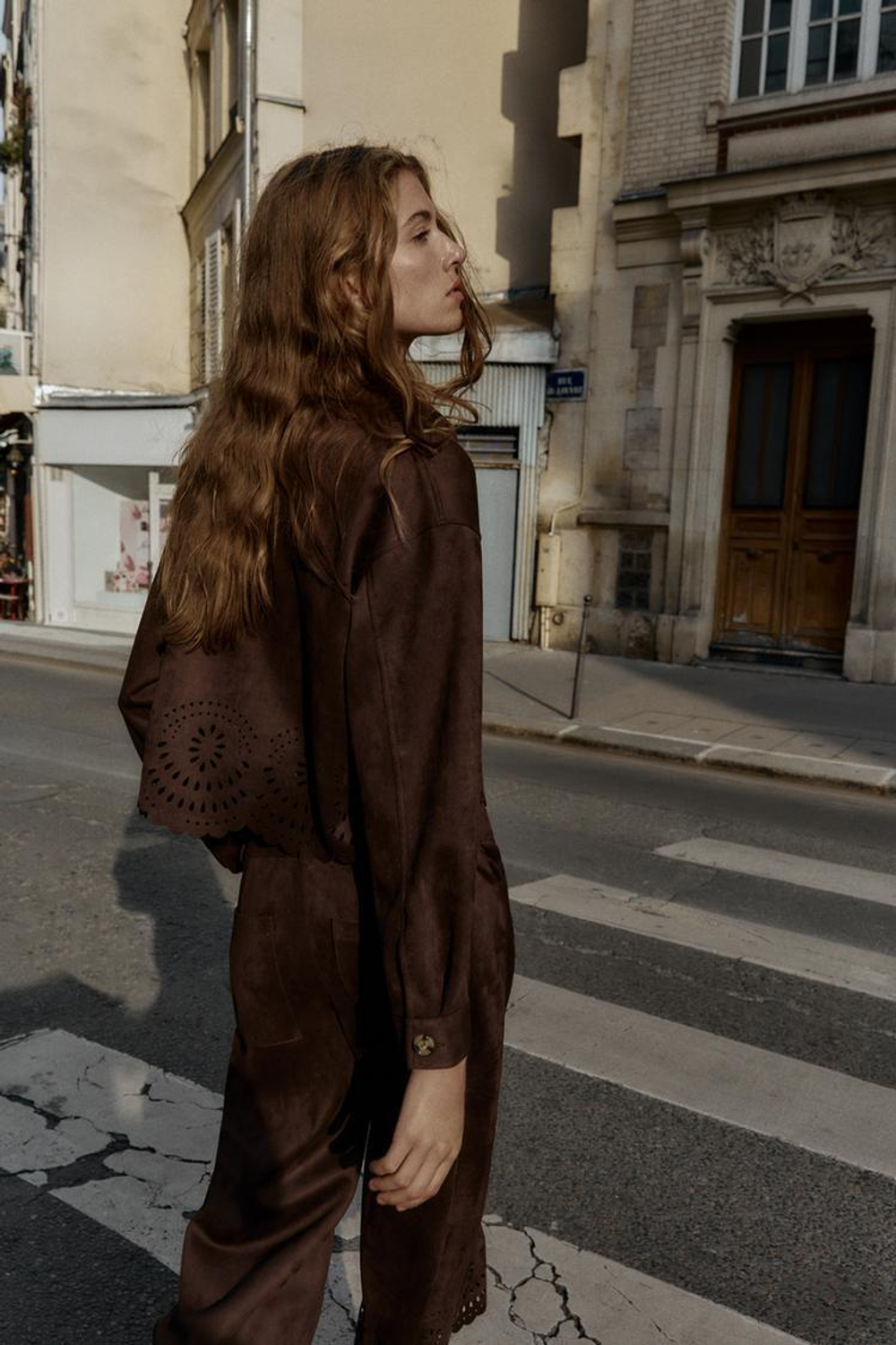 ZARA КУРТКА ИЗ ИСКУССТВЕННОЙ ЗАМШИ С ПЕРФОРИРОВАННЫМ НИЗОМ, КОРИЧНЕВЫЙ