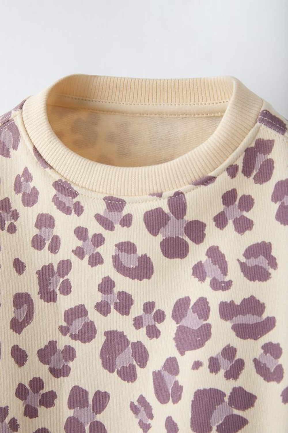 ZARA ТОЛСТОВКА С АНИМАЛИСТИЧЕСКИМ ПРИНТОМ, ЦВЕТ МАЛЬВЫ