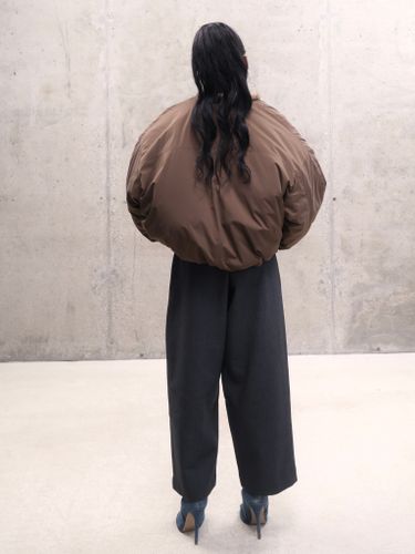 Шоколадная укороченная парка с меховым воротником