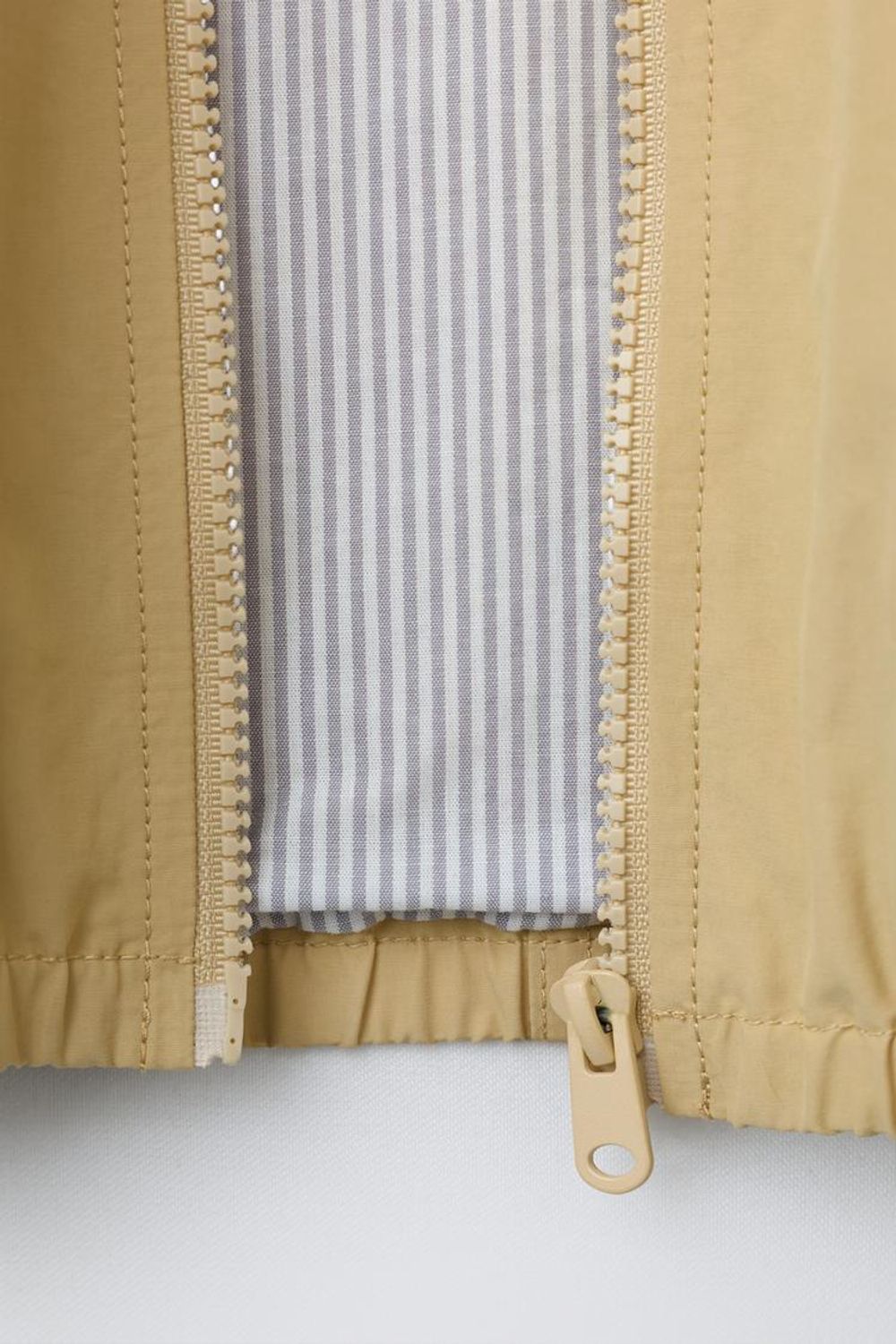 ZARA ЛЕГКАЯ КУРТКА С КАПЮШОНОМ, БЕЖЕВЫЙ