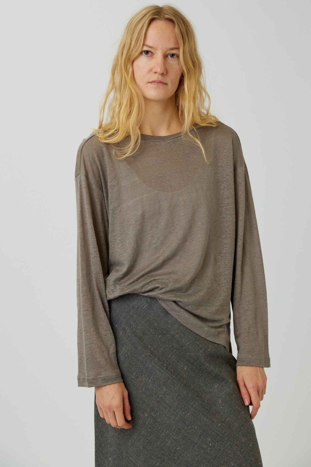 Топ с разрезами из серого льна