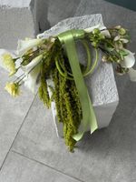 Свадебный букет из белых калл, хелеборуса, лизиантуса и зеленого амаранта