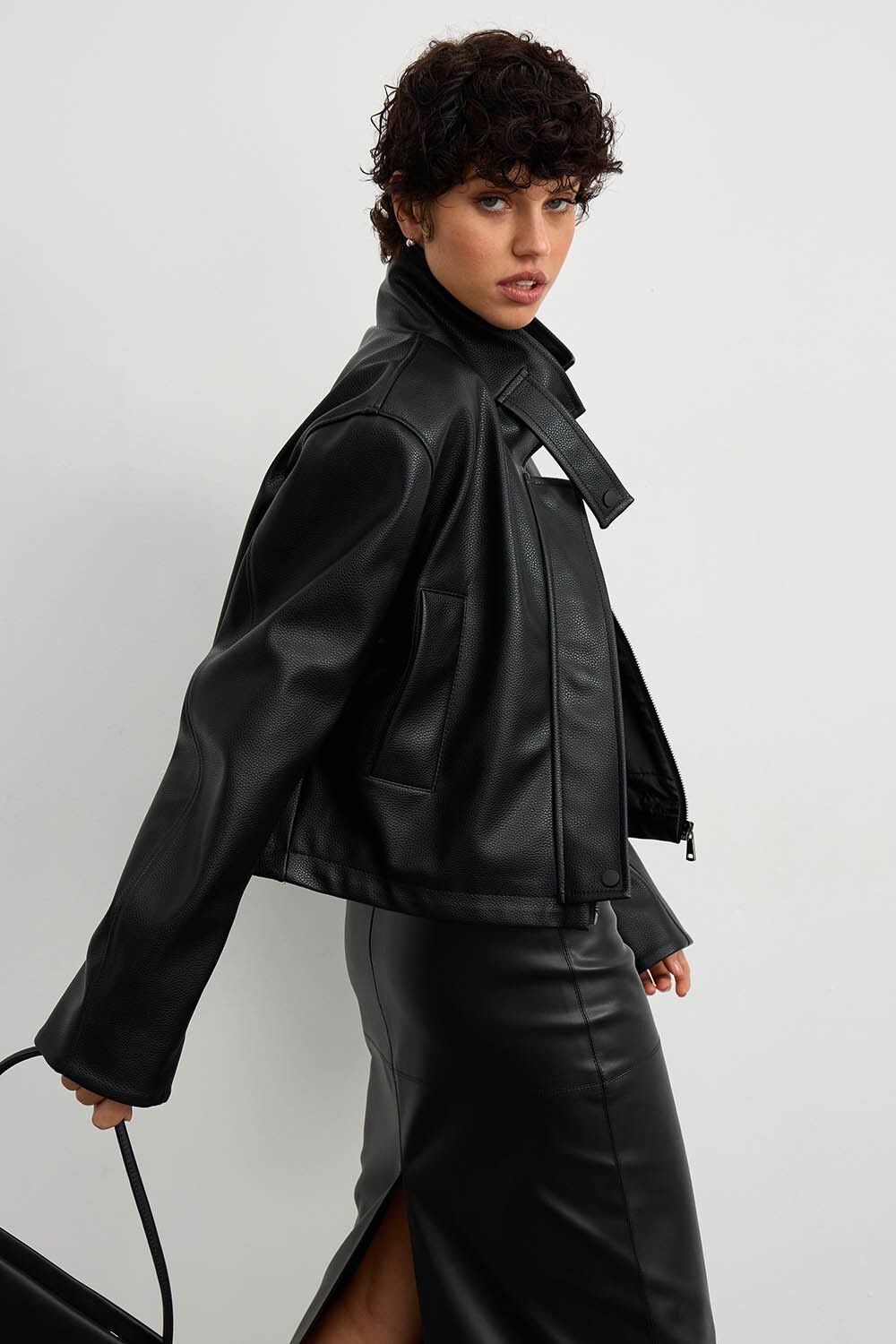 Куртка в минималистичном стиле из экокожи черного цвета