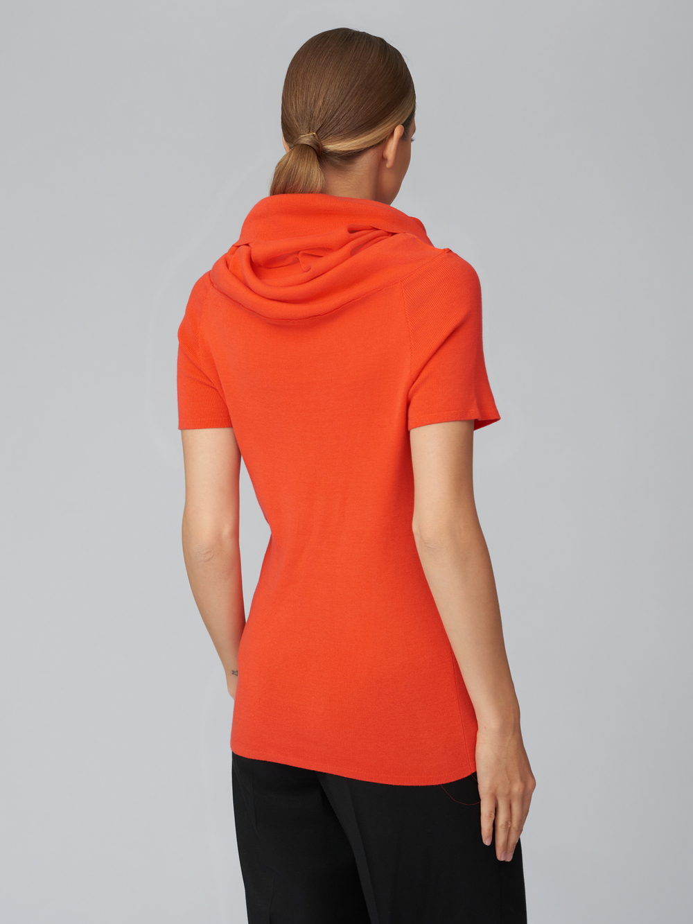 Женский джемпер красный с воротом-трубой