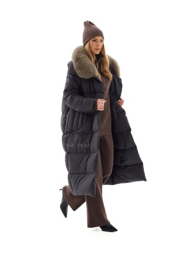 Длинный черный пуховик с коричневым мехом песца