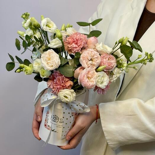 Авторская композиция с пионовидной кустовой розой Мэнсфилд Парк в шляпной коробке. Цветы в коробке 012 Chalet Green