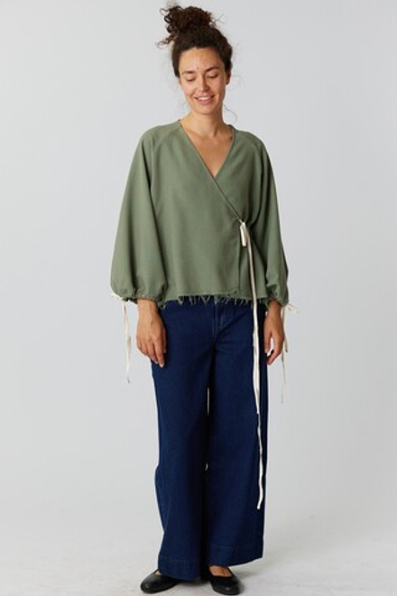 Блузка на запах из зеленой шерсти