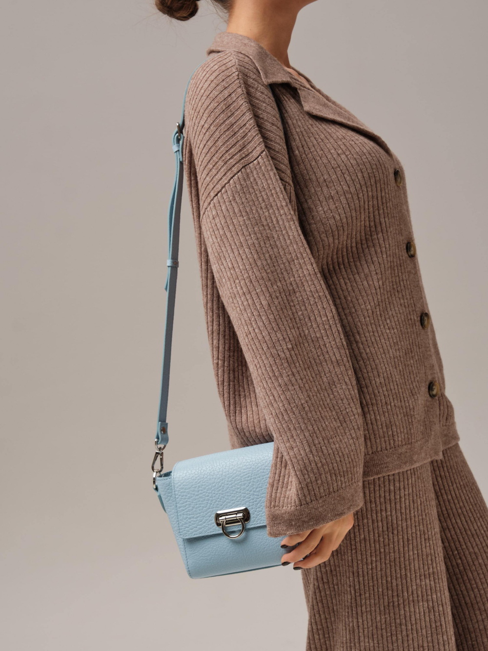 Сумка кожаная кросс-боди светло-голубой/соло