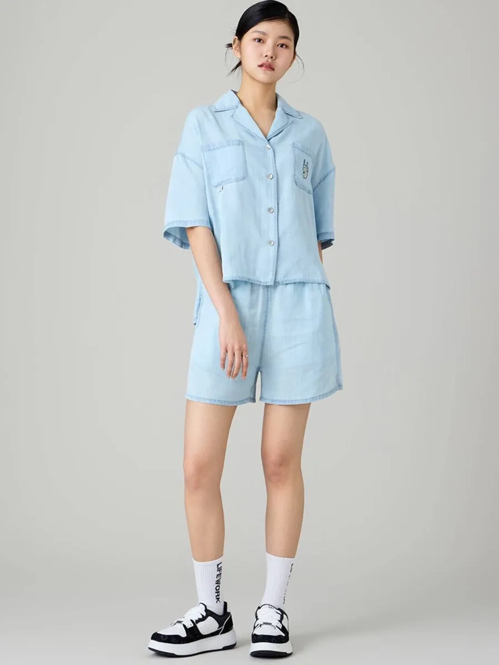 Джинсовая рубашка с двумя карманами с коротким рукавом