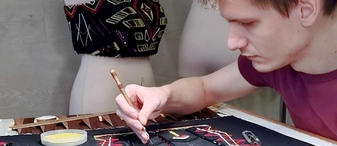 "300 часов у меня ушло, чтобы расшить одно изделие!" Дмитрий Снов, дизайнер одежды, поделился особенностями работы в технике тамбурной вышивки.